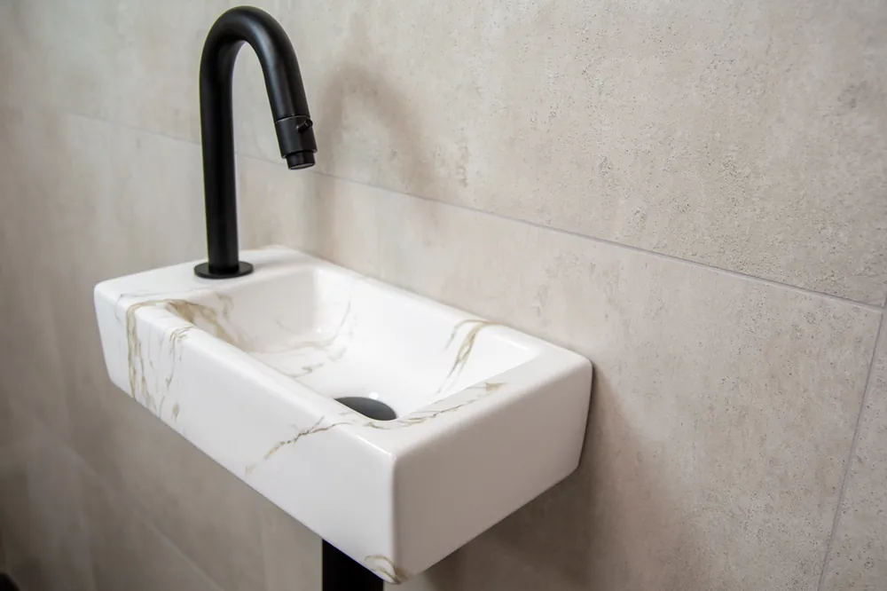 Mueller Mini Apa fonteinset links met wit marmeren fontein en gebogen zwarte kraan Shop Nu