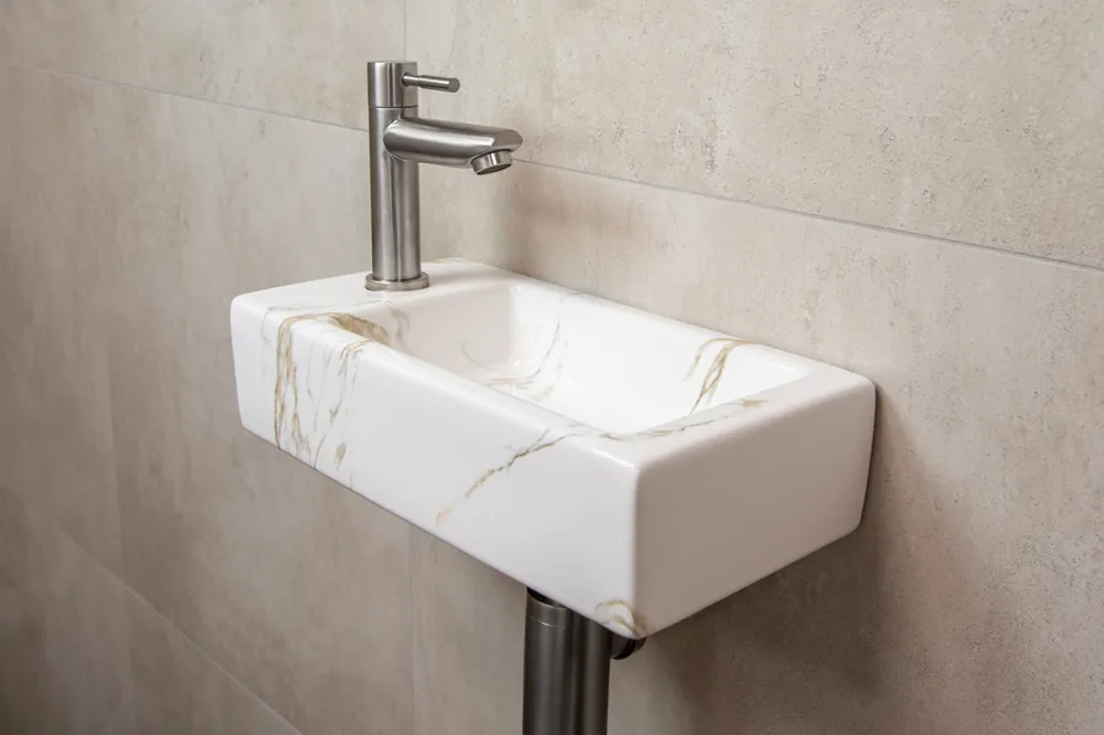 Flitsaanbieding Mueller Mini Apa fonteinset links met wit marmeren fontein en RVS kraan
