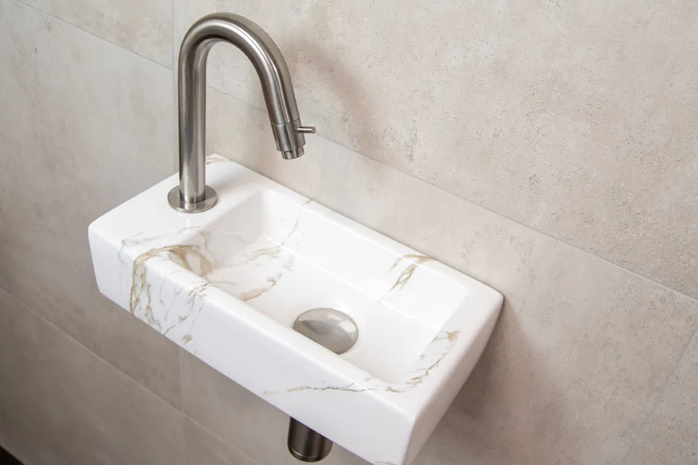 Mueller Mini Apa fonteinset links met wit marmeren fontein en gebogen RVS kraan Tijdelijk Beschikbaar