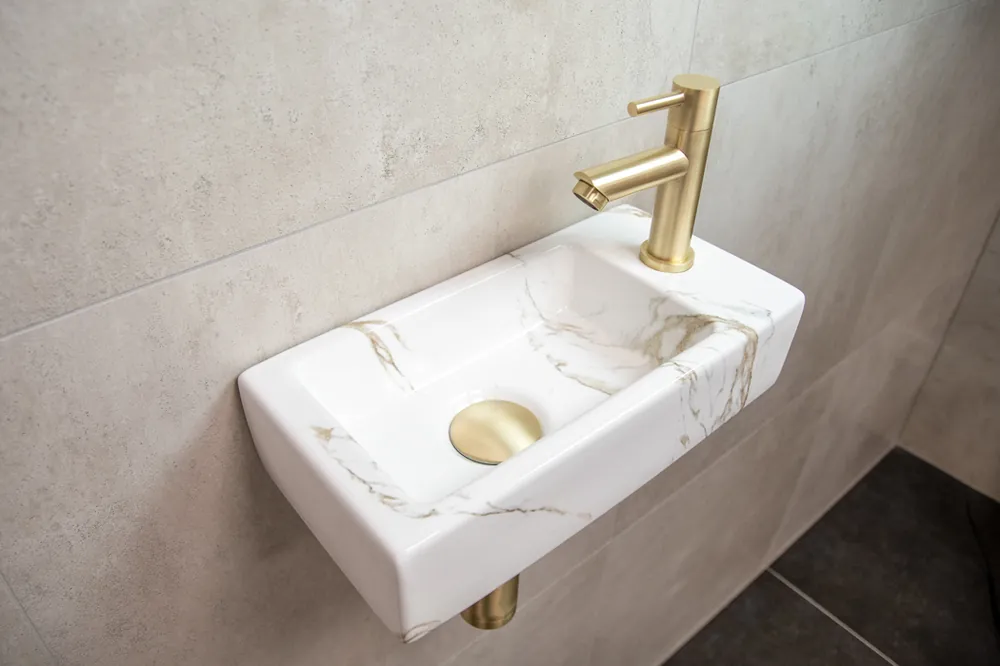 Mueller Mini Apa fonteinset rechts met wit marmeren fontein en gouden kraan Koopje